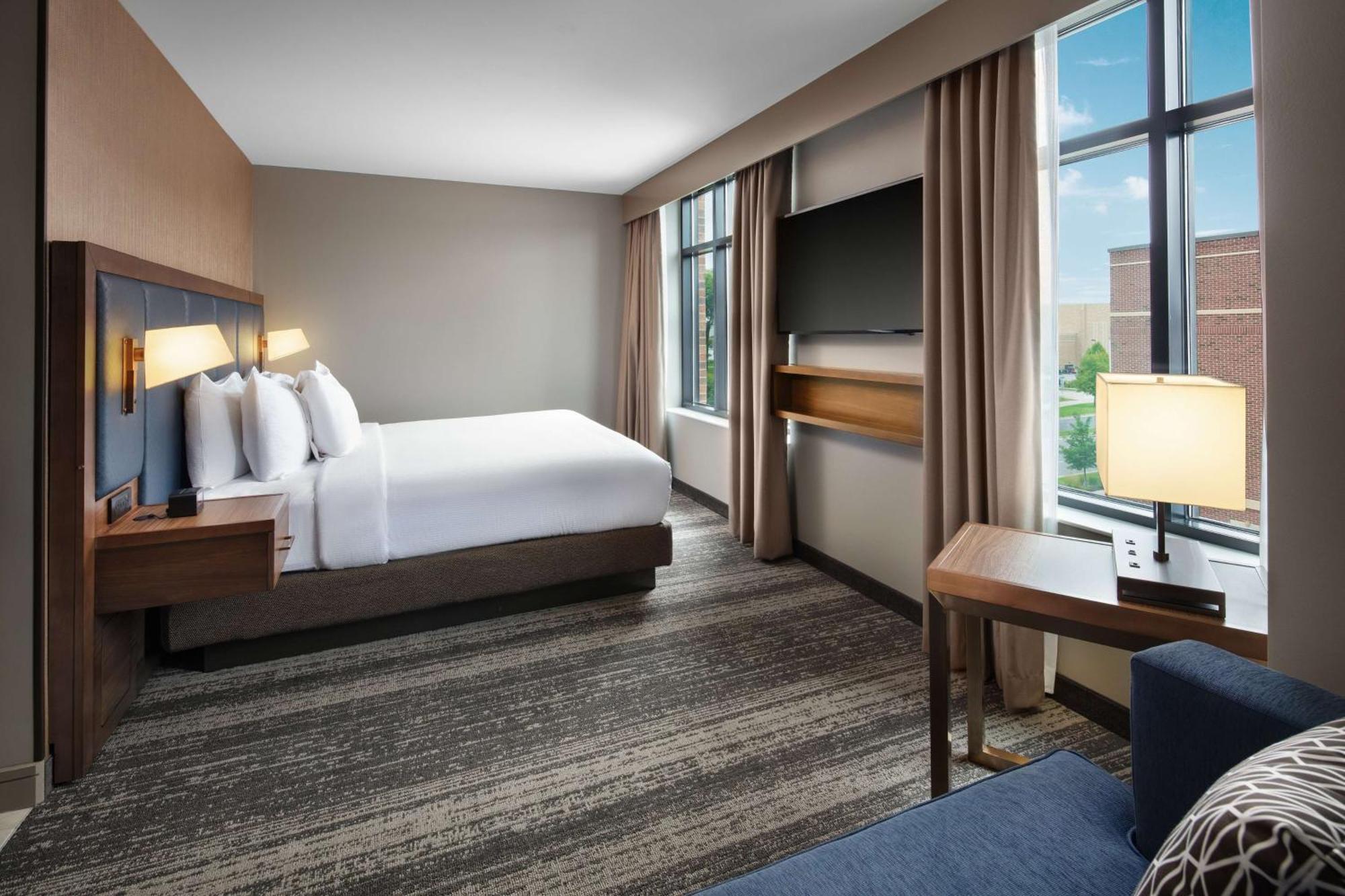 Hotel Embassy By Hilton South Bend