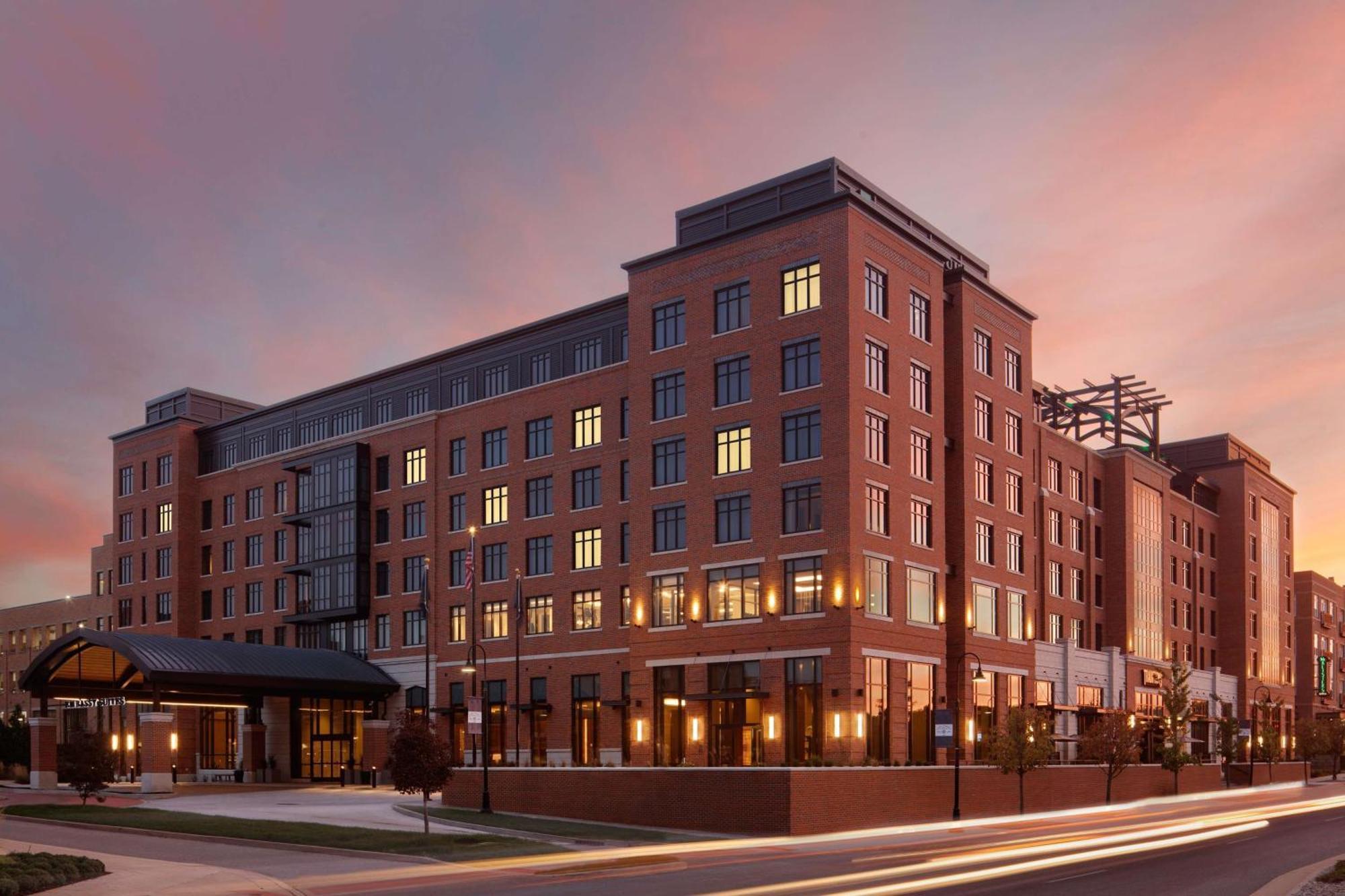 Hotel Embassy By Hilton South Bend